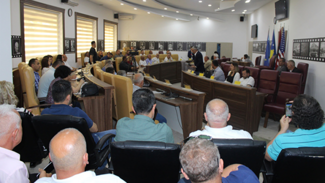 Në Gjilan mbahet debat publik për zgjerimin e rrugëve katër korsi, Gjilan-Prishtinë dhe Gjilan-Kllokot