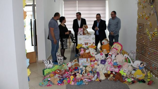 Në Gjilan u shpërndan pako të lodrave për fëmijë në pesë çerdhe publike