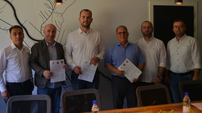 Nënshkruhet marrëveshja për sigurimin e ujit të pijëshëm në shkollën “Abdulla Krashnica”