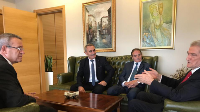 Sali Berisha priti kryetarin e shoqatës “Kosova për Sanxhakun” Ismet Azizin me bashkëpunëtorë