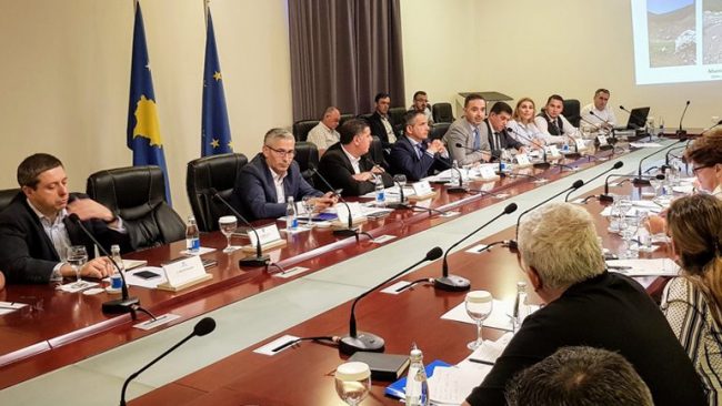 Shqyrtohen mundësitë e tejkalimit të krizës së mungesës së ujit në Gjilan