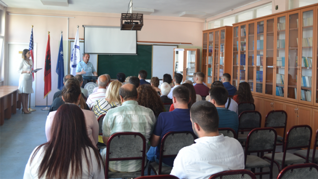 Rreth 300 ekzemplarë të librave të profesorit Sadri Shkodra i dhurohen Bibliotekës së UKZ-së