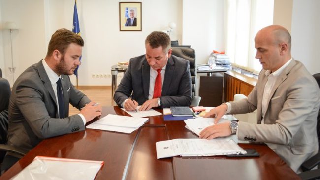 Nënshkruhet kontrata për zgjerimin e hyrjes dhe urës së Veternikut