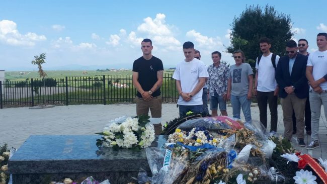 Xhaka dhe Rashica nderojnë Vokrrin, homazhe te varri i legjendës