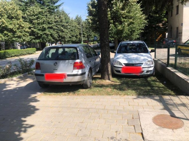 Parkuan veturat në hapësira publike, gjobiten vozitësit në Kamenicë