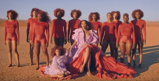 Beyonce merr në klip vajzën, shkëlqejnë nënë e bijë