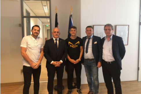 Florent Muslija gati për ndeshjet e shtatorit, merr pasaportën e Kosovës