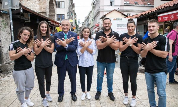 Presidenti i Shqipërisë takohet me xhudistët kosovarë, zgjedh fjalët më të mira