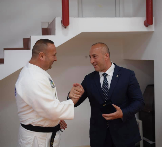 Trajneri i xhudos në përkrahje të Haradinajt, “Do kthehesh nga kjo betejë kryelartë!”