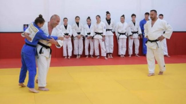 Haradinaj pranë xhudistëve kosovarë, sfidon xhudisten Majlinda Kelmendi