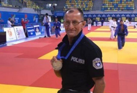 Polici kosovar i artë në Evropian, ngrit flamurin në Spanjë