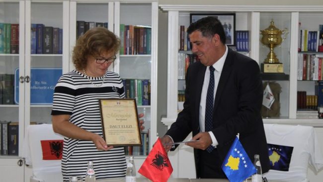 Haziri ndan mirënjohje post mortum për ish kryetarin e Gjilanit, Daut Elezin