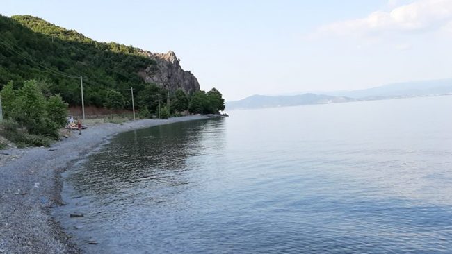 Që pushimet t’iu shkojnë mbarë, ndiqni këto këshilla kur qëndroni në plazh