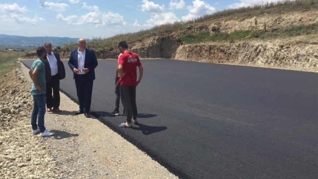 U asfaltua fusha sportive në fshatin Devajë