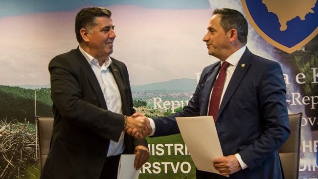 Marrëveshje në vlerë prej 550 mijë euro për krijimin e zonave të gjelbra në Gjilan