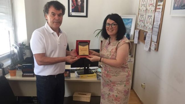 Mirëpritet mërgimtari që po e ndihmon sektorin e arsimit