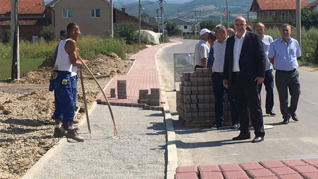 Kryetari Haliti me bashkëpunëtorë sheh nga afër disa projekte infrastrukturore në Viti, Tërstenik dhe Pozheran