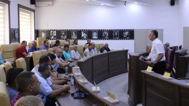 Ramadani takon autokombajnerët, gjithçka gati për korrje-shirje në Gjilan