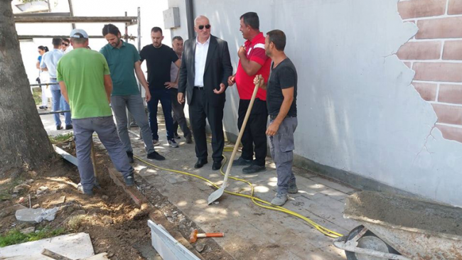 Vazhdojnë punimet në rregullimin e platosë së Shtëpisë së Kulturës
