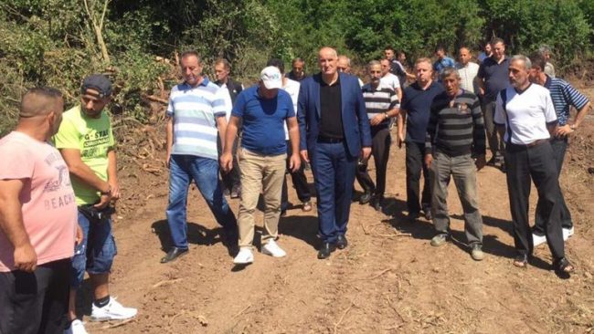 Fillojnë punimet në rregullimin e rrugës bujqësore në fshatin Vërban të Vitisë