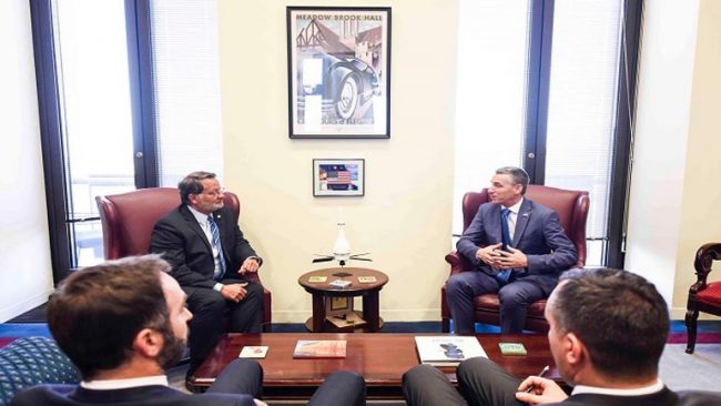 Veseli takon Senatorin demokrat Gary Peters dhe Kongresmenin republikan Vern Buchanan