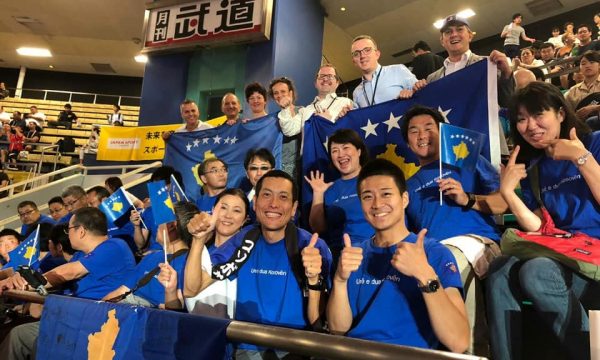 Tifozët shqiptarë dhe japonezë bëhen bashkë për Kosovën në Botëror