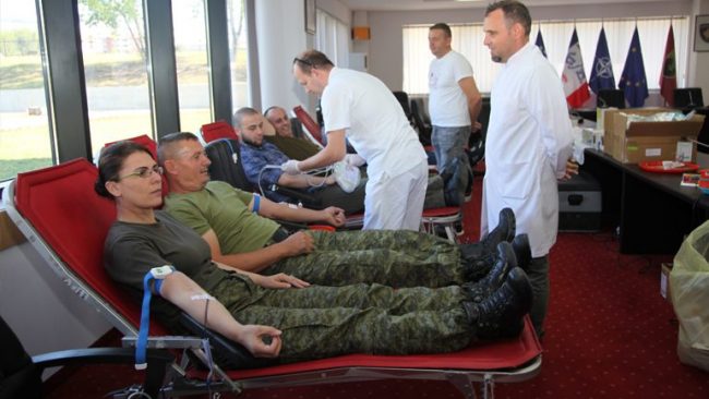 Ushtarak dhe civil të Ministrisë së Mbrojtjes i përgjigjen aksionit humanitar për dhurimin vullnetar të gjakut