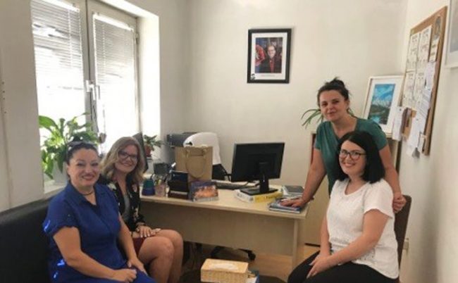 Drejtoresha Emini priti në takim vullnetaren e Korpusit të Paqes, Sabrina Archer