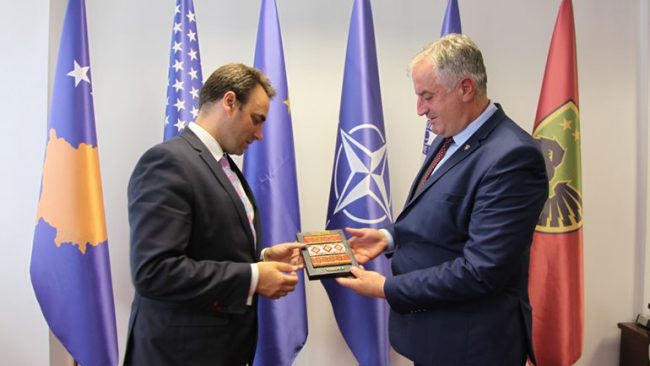 Ministri i Mbrojtjes priti në takim lamtumirës Ambasadorin e Mbretërisë së Bashkuar Ruairi O’Connell