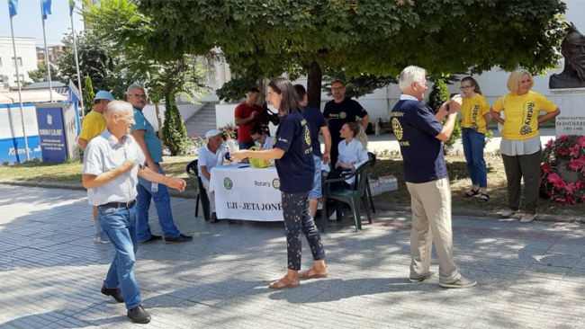 Rotarianët gjilanas shpërndajnë ujë të ftohtë, këshilla për kursim të ujit dhe mundësojnë ekzaminime mjekësore
