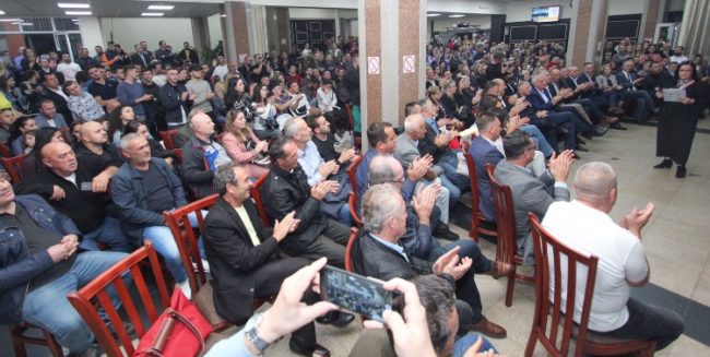PDK: Fryma e fitores po ndjehet kudo, Erlehta Osmani ofron leksion për të tjetër se si organizohet një tubim madhështor!