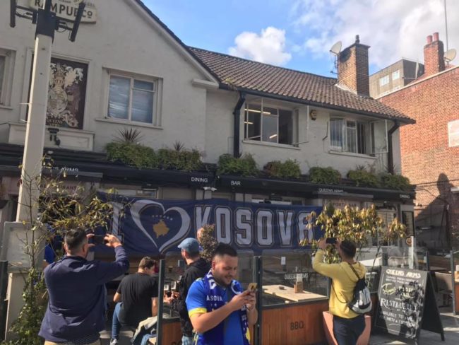Kosova nuk është e vetme, tifozët shqiptarë ‘pushtojnë’ Anglinë