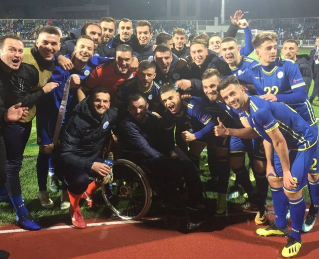 Futbollistët e Kosovës festojnë me tifozin gjilanas
