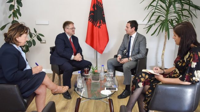 Kreu i Vetëvendosjes takon ambasadorin britanik