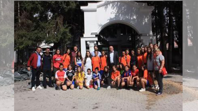Kryetari Haliti priti në takim Klubin e Futbollit për femra “Presing” nga Vitia