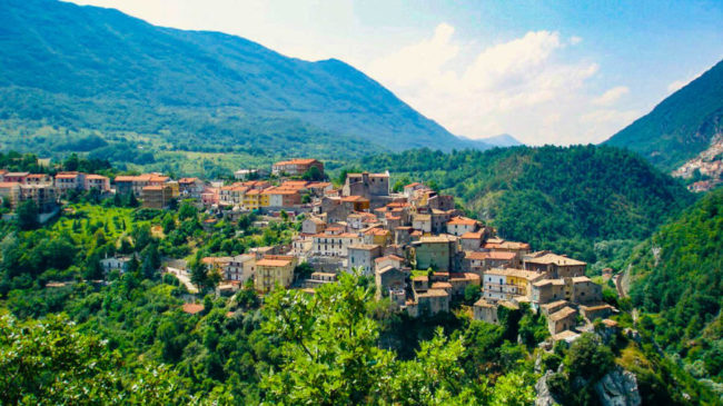 Italia planifikon t’i paguaj me mijëra dollarë ata që kthehen të jetojnë në fshat
