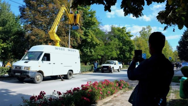 Largohen posterët pa leje nga hapësirat publike