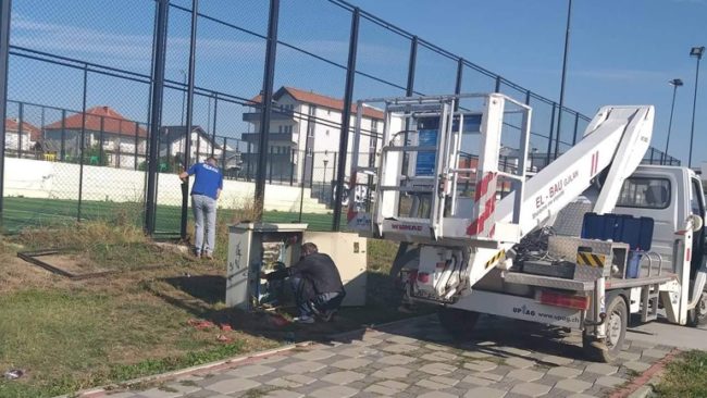 Vetëvendosje: E rregullojnë ndriçimin, veç kur vjen në vizitë kandidatja për kryeparlamentare