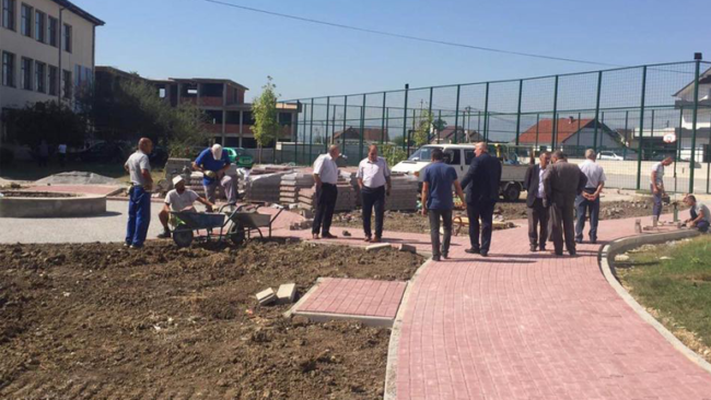 Haliti e Pira shohin nga afër punimet e një parku në Pozheran dhe asfaltimin e një rruge në Sllatinë të Poshtme