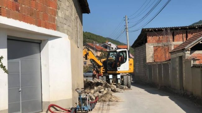 Lëshon pronën private për zgjerim të rrugës