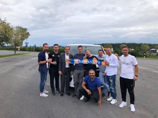 Tifozët nga mërgimi pranë Kosovës në stadium