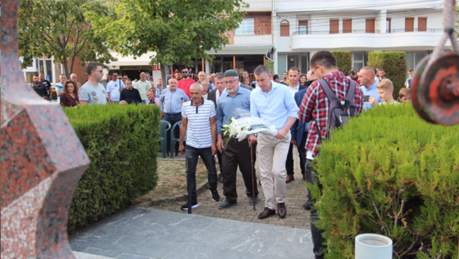 Homazhe tek Parku i Dëshmorëve në Fshatin Miresh – Veseli nderon dëshmorët
