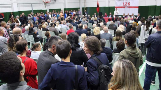 Salla e mbushur në Arbëri, mirëpret Albin Kurtin