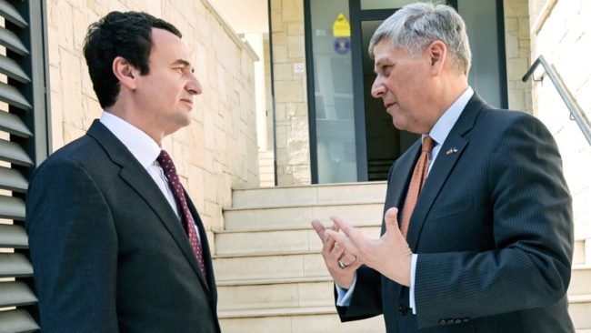 Kurti pret në takim ambasadorin Kosnett