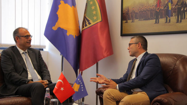 Zëvendësministri i Mbrojtjes Burim Ramadani priti në takim ambasadorin e Turqisë Çagri Sakar
