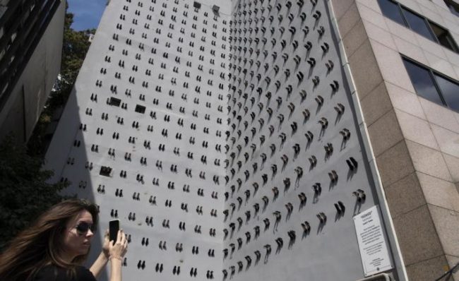 Një palë këpucë për çdo grua të vrarë nga burri, artisti turk vjen me aktivitet unik