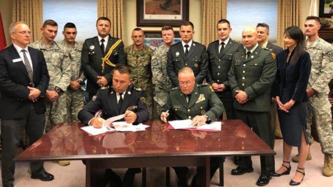 Komandanti i FSK-së nënshkruan marrëveshje bashkëpunimi me Universitetin e Norwichit të SHBA-ve
