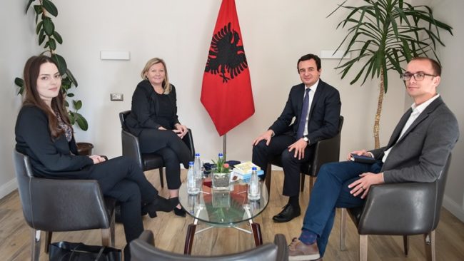 Kreu i Lëvizjes Albin Kurti takon ambasadoren e Finlandës Pia Stjernvall