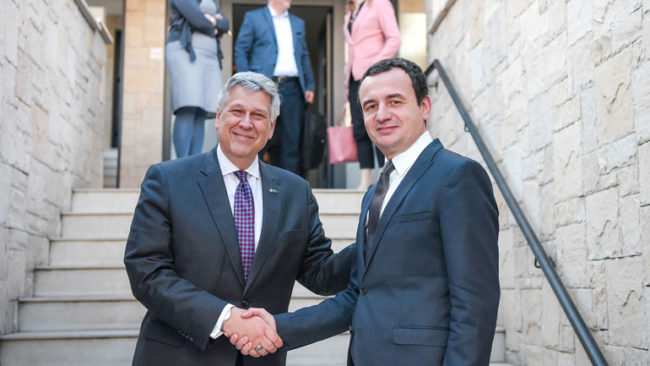 Kreu i Vetëvendosjes Albin Kurti pret në takim ambasadorin amerikan Philip S. Kosnett
