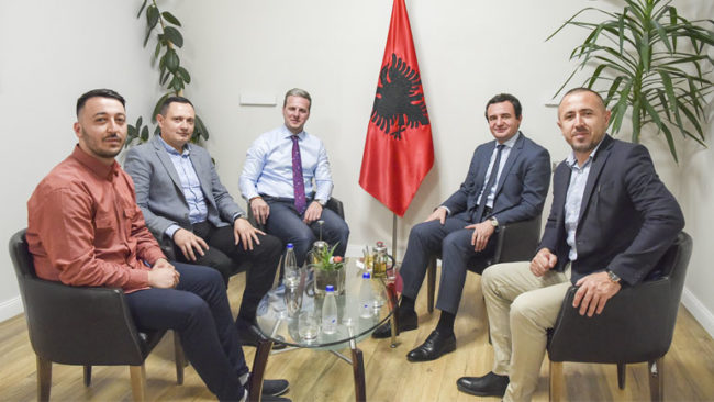 Kurti pret në takim një delegacion nga Lugina